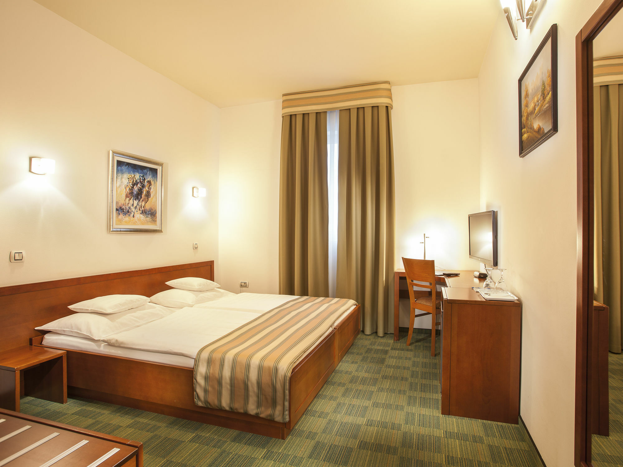 Hotel Western Airport Stella 3*