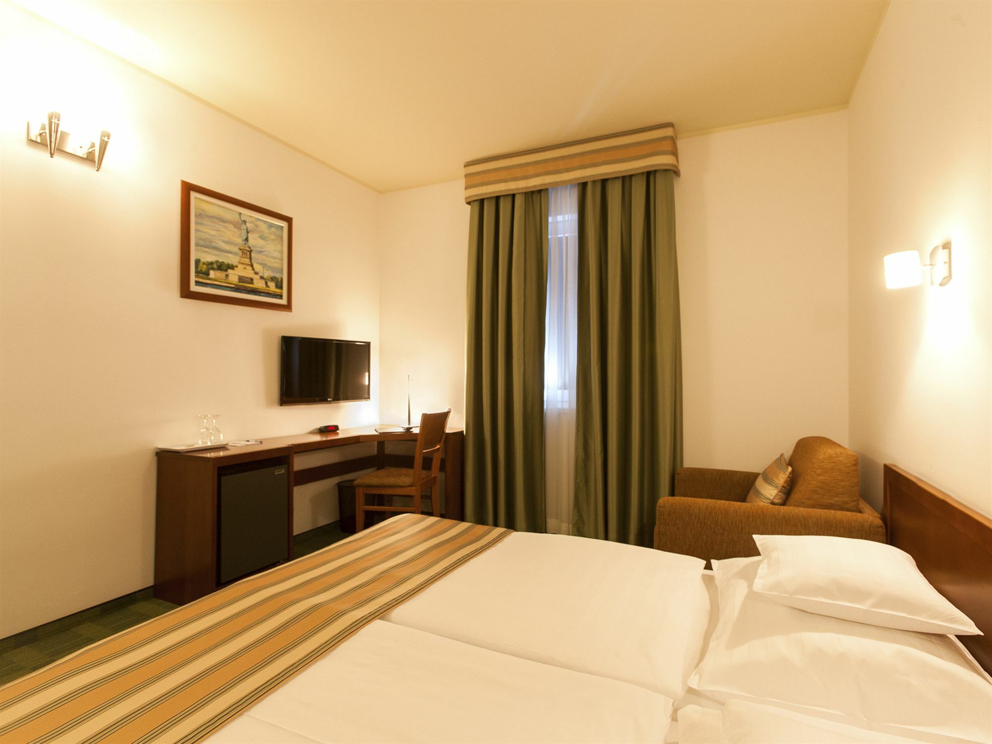 Western Airport Stella 3*